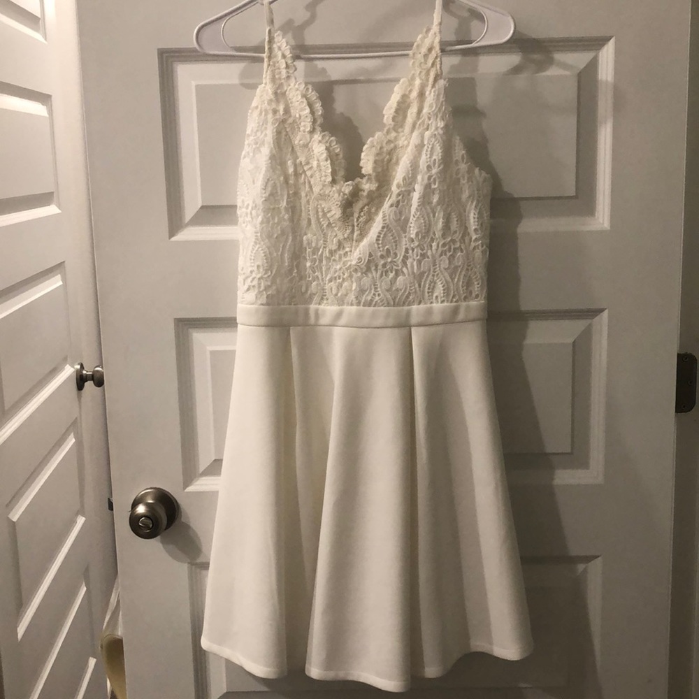 Spaghetti strap v-neck white dress
